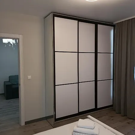 Domovik трьохкімнатна , миру 11 с кв 19 아파트 *