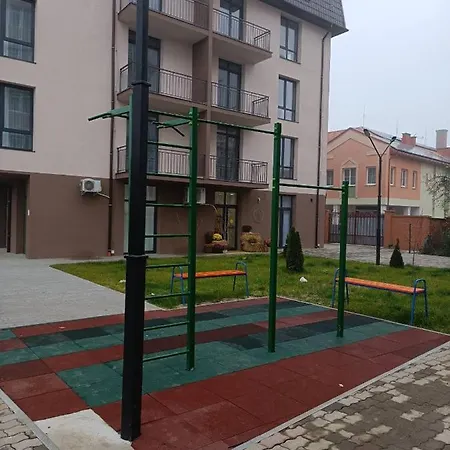 아파트 Domovik трьохкімнатна , миру 11 с кв 19 무카체베