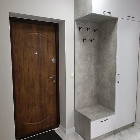 Domovik трьохкімнатна , миру 11 с кв 19 아파트 *