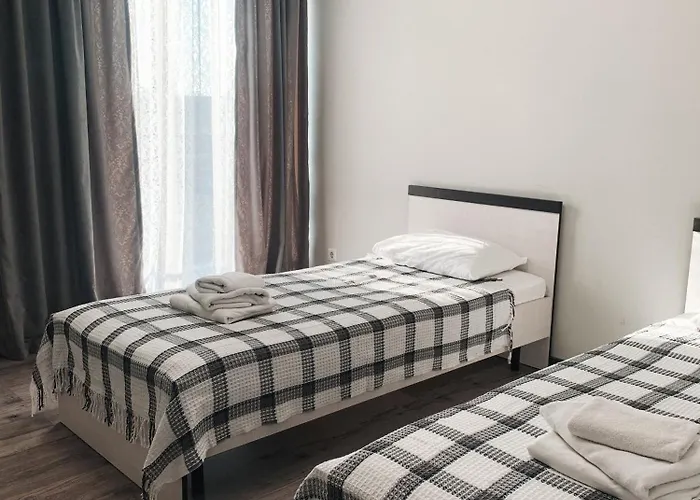 Apartman Domovik трьохкімнатна , миру 11 с кв 19 *