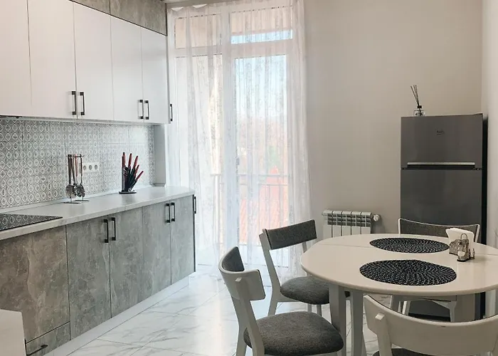 Apartman Domovik трьохкімнатна , миру 11 с кв 19 *
